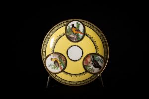 Porcelaine de Sèvres à fond jonquille aux oiseaux de Buffon, soucoupe 1794, Inv.92-8-20
